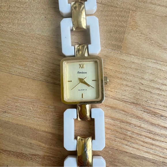 Armitron ladies white and gold tone bracelet watch NEW BATTERY - Picture 1 of 9